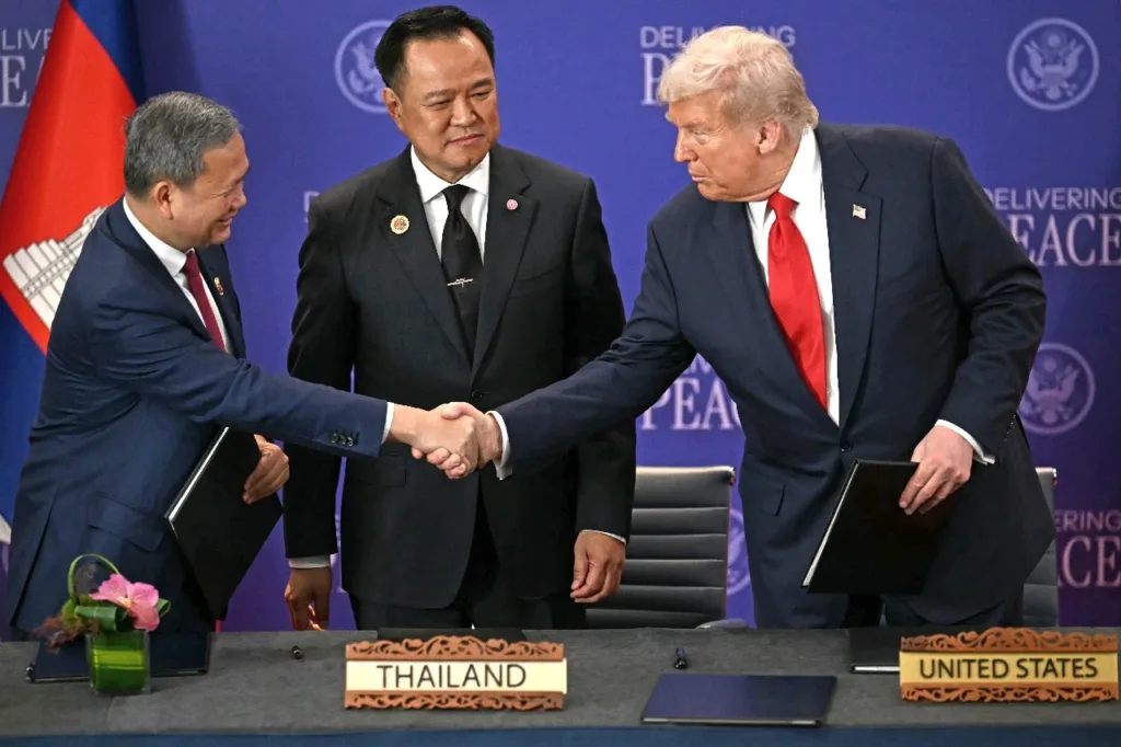 El primer ministro de Tailandia, Anutin Charnvirakul (c), el primer ministro de Camboya, Hun Manet (i) y el presidente de Estados Unidos, Donald Trump (d), este domingo tras firmar el acuerdo.