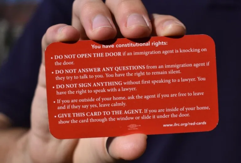 "Red cards", las tarjetas que protegen tus derechos de ICE