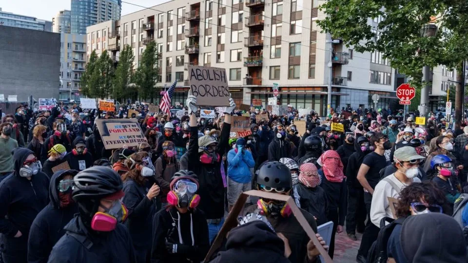 Los líderes y residentes de Portland están resistiendo al ICE. Ahora Trump está enviando tropas