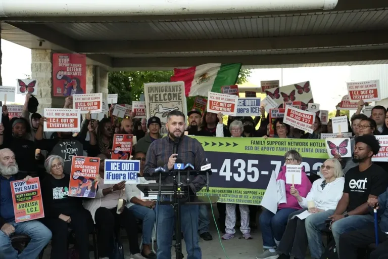 ICE usa helicópteros y botes de humo en redadas de Chicago