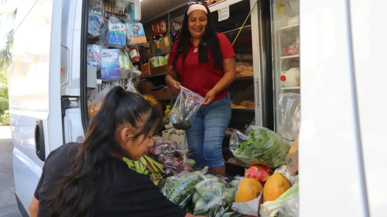 Supermercados rodantes protegen a migrantes del acoso de ICE