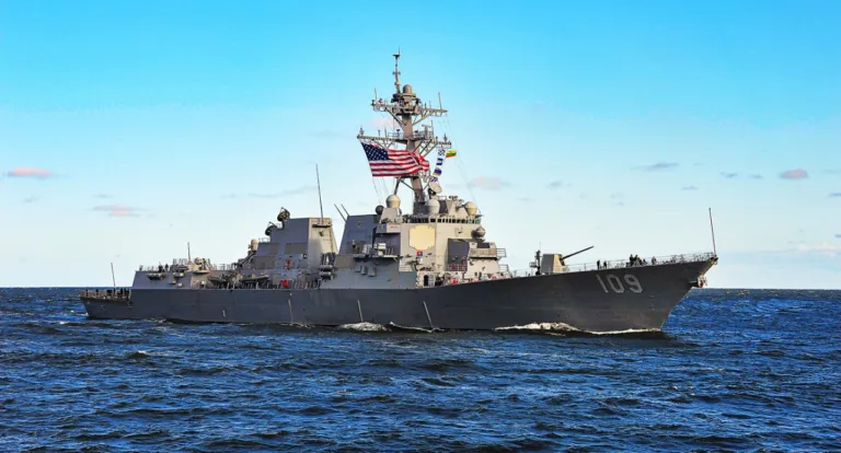 Embarcación de Estados Unidos en su “GUERRA” AL NARCO