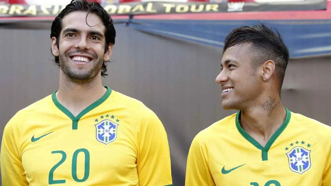 Kaká y Neymar durante el amistoso de Brasil contra Costa Rica