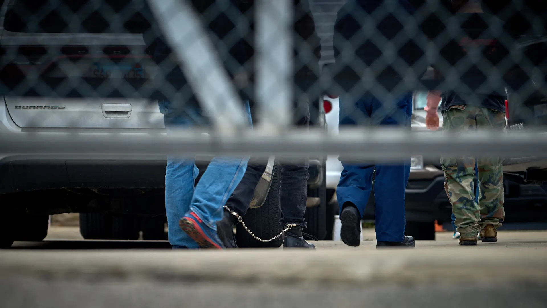 Latino logra huir del ICE y se esconde en su casa