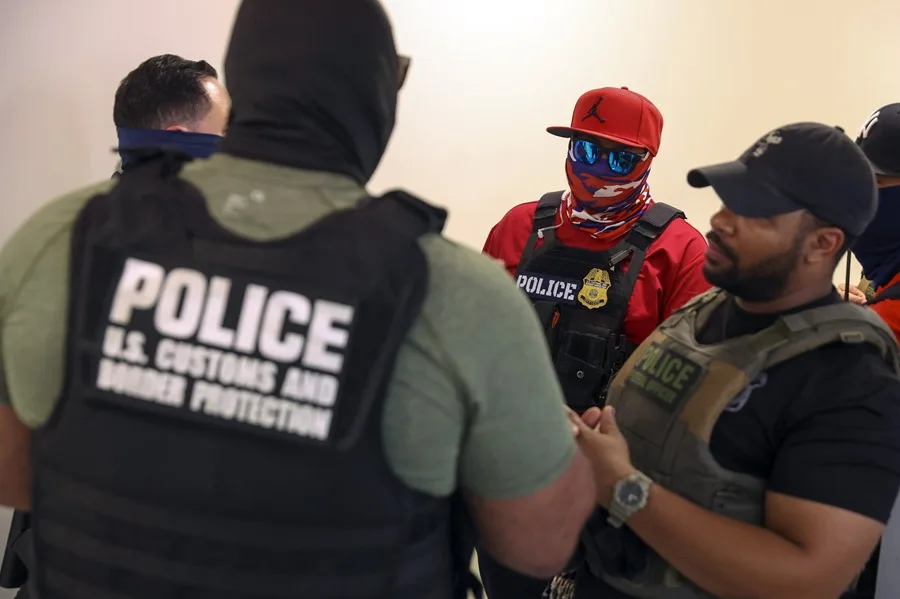 Fiscales de EE.UU. buscan prohibir agentes de ICE enmascarados