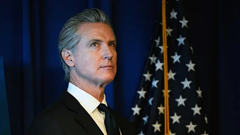 Newsom invoca las Escrituras en su ataque al GOP por el cierre que afecta a la ayuda alimentaria