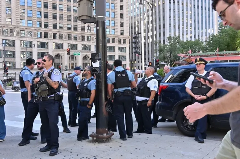 Operativos federales contra migrantes generan tensión en Chicago