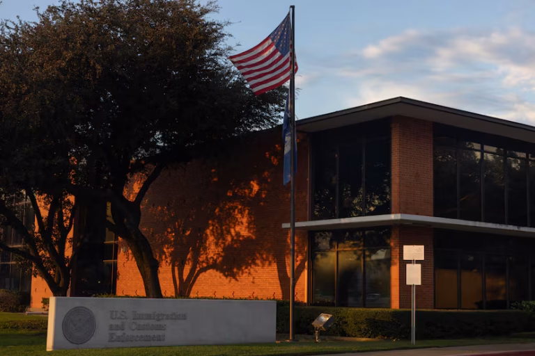 Revocan DACA a activista tras críticas al gobierno en redes