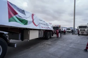 Camiones cargados con ayuda humanitaria esperan en el cruce fronterizo de Rafah, entre Egipto y la Franja de Gaza. EFE/EPA/STR