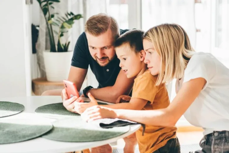 Estas son las mejores apps en español para cuidar la salud de tus hijos