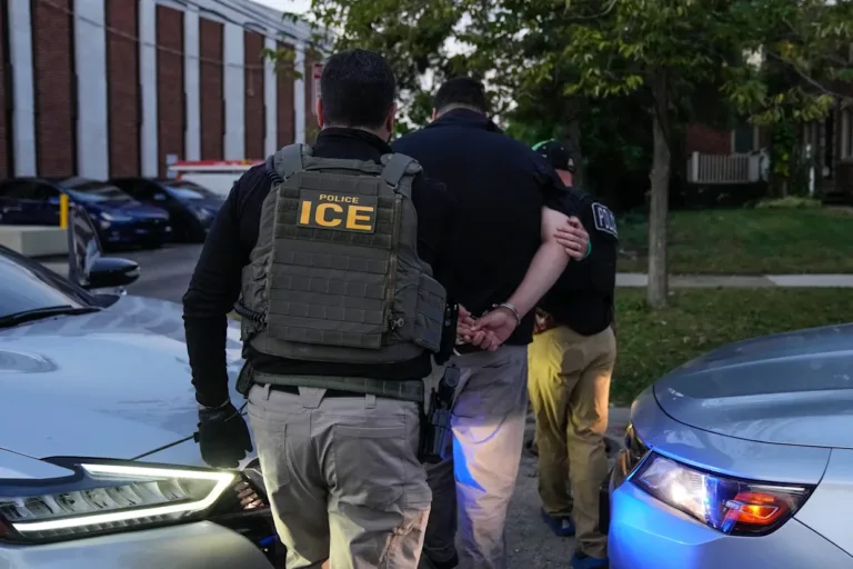 arrestos de ICE sin orden en Chicago
