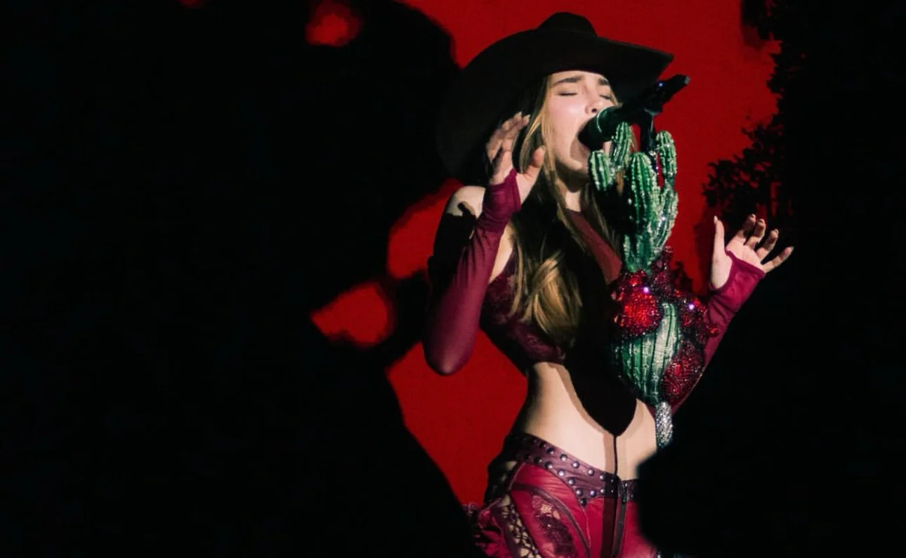 Belinda llora conmovida durante concierto en Guadalajara