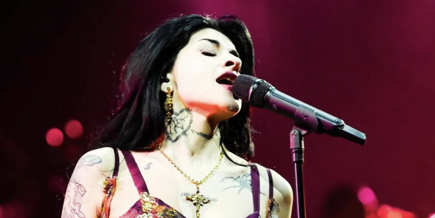 Cazzu brilla con homenaje a Jenni Rivera en su segunda fecha en México