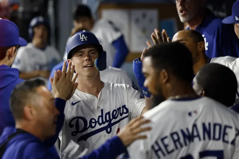 Borran a fanáticos de los Dodgers en Milwaukee