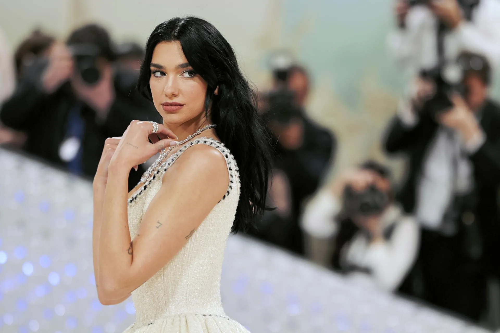 Dua Lipa aprueba su examen de español y fans celebran