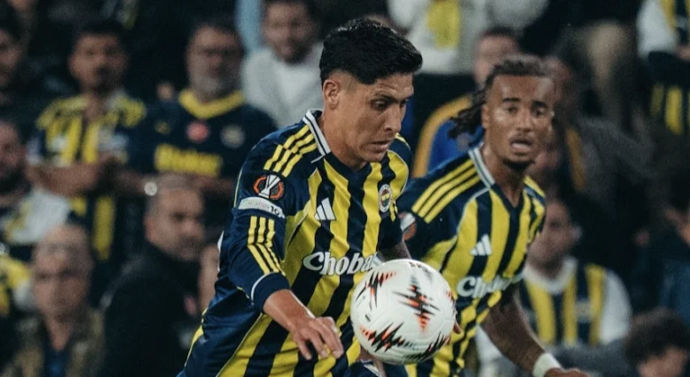 Edson Álvarez recibe dura agresión ante Stuttgart