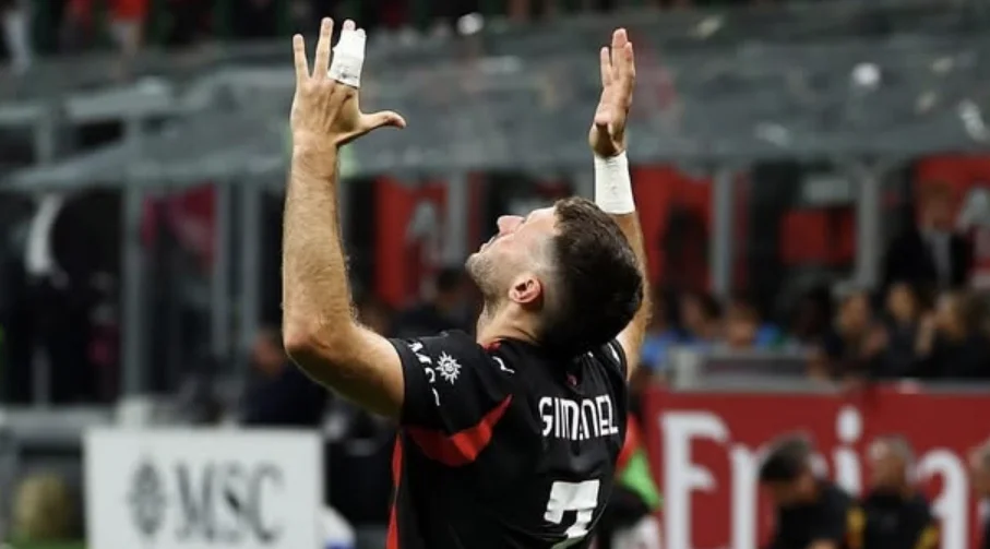 Critican a Santiago Giménez por su falta de goles