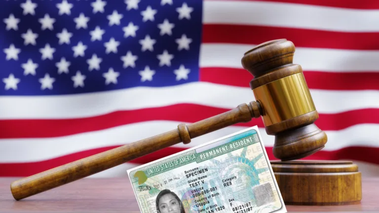 ¿Pueden quitarme la green card? Conoce los casos