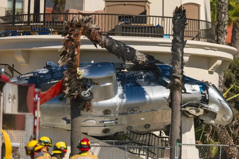 ¡Impactante! Helicóptero se desploma en Huntington Beach