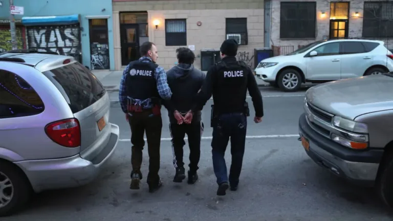 ¿ICE arresta más a hombres que a mujeres?