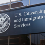 USCIS elimina la extensión automática del permiso de trabajo
