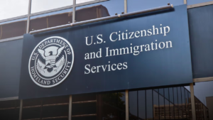 USCIS elimina la extensión automática del permiso de trabajo