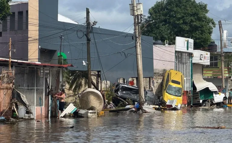 Abuelitos se abrazan en un techo en las inundaciones en Veracruz