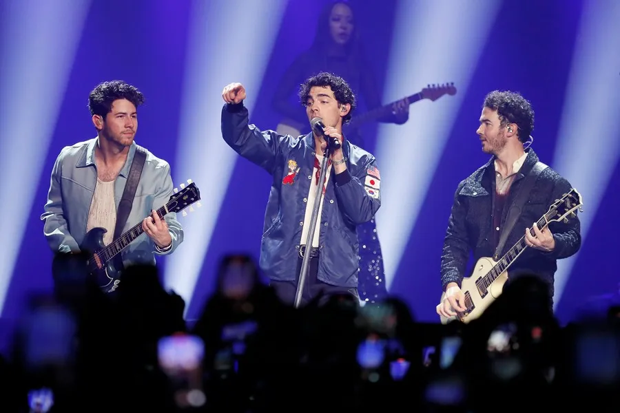 Sebastián Yatra y los Jonas Brothers juntos en concierto