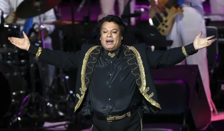 Captan a una persona bastante parecida a Juan Gabriel en París