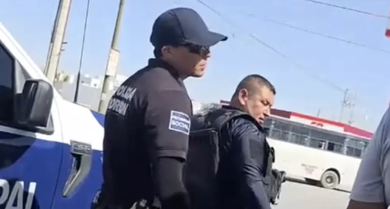 Policía regaña a mujer por volver con su ex otra vez