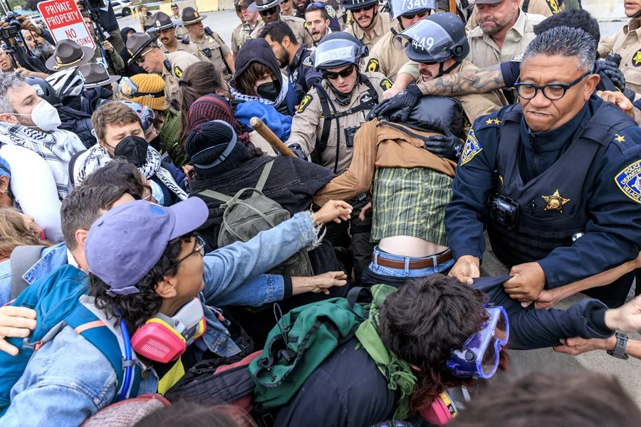 Disfraces de ranas vs. MAGA: así son las protestas contra ICE