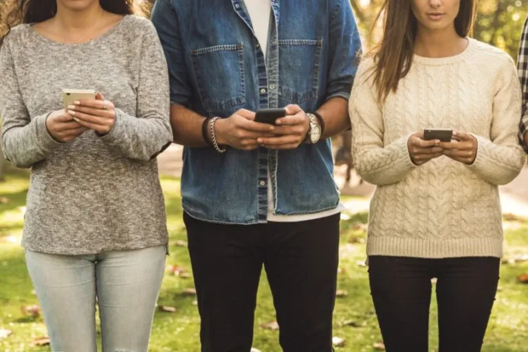 ¿Cómo afectan las redes sociales a la salud mental de los latinos?