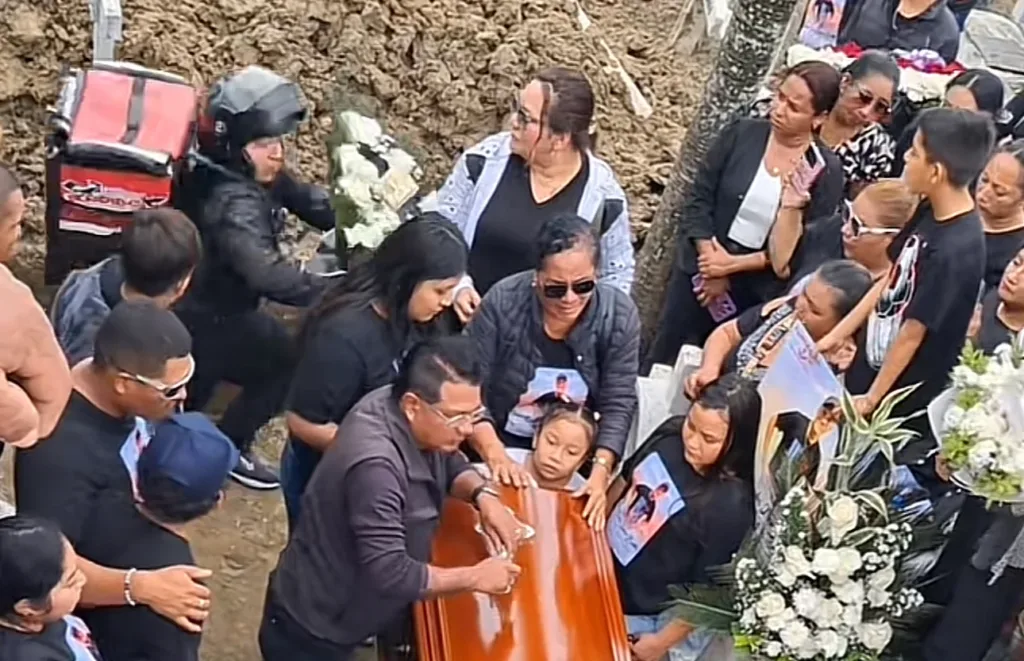 Repartidor se cae en una tumba y se vuelve viral