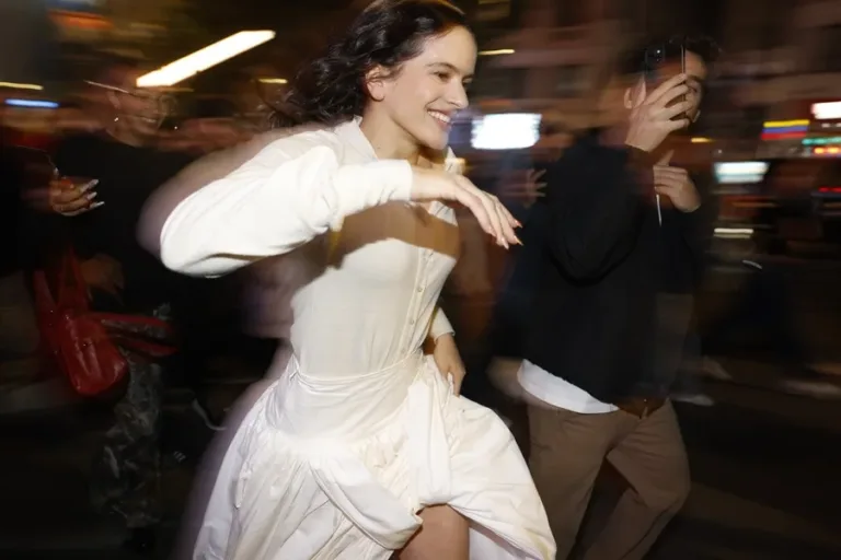 Rosalía anuncia su disco más oscuro: “LUX”