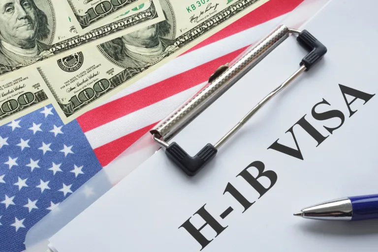 Nueva tarifa de $100,000 por visa H-1B: ¿Cómo afecta a los latinos?