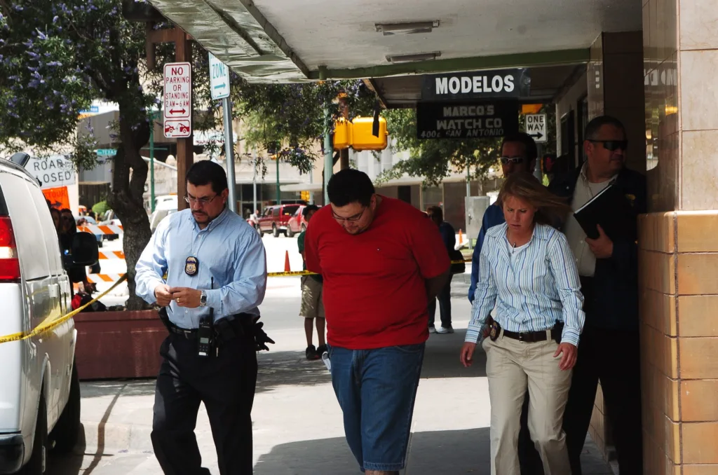 25 de 143 detenidos en redada tenían antecedentes