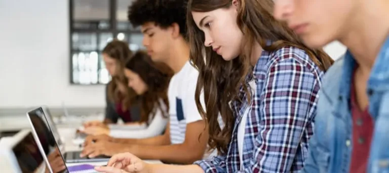 EE.UU. lanza becas para estudiantes indocumentados