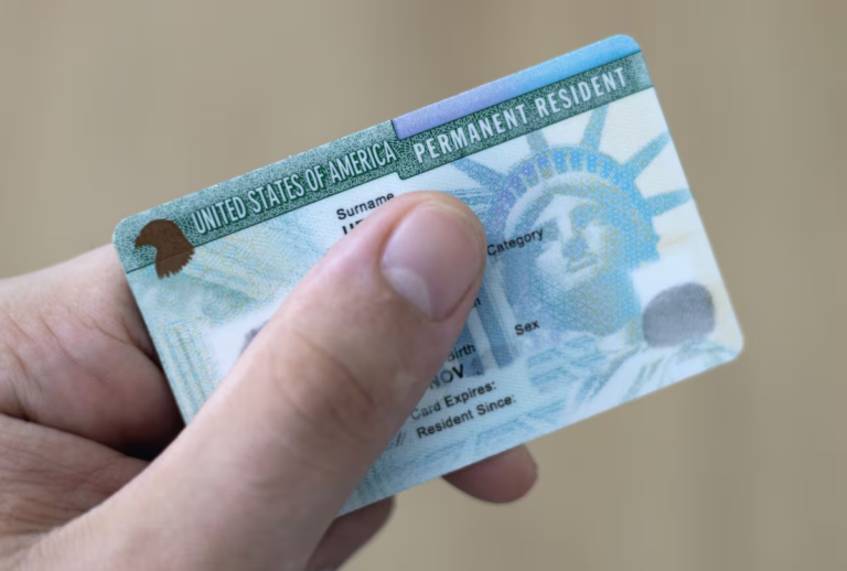 Green Card: USCIS revela los papeles que debes llevar al viajar