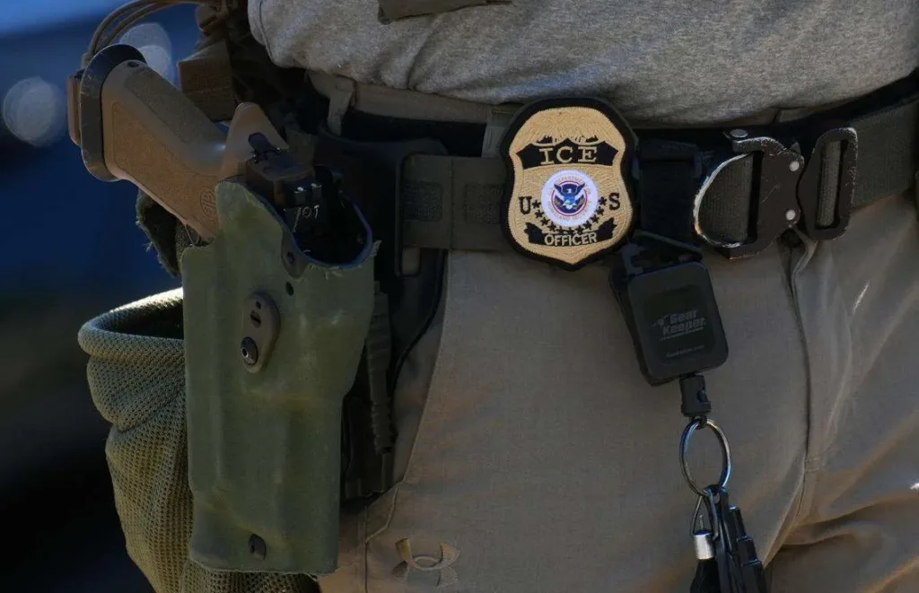 Agente de ICE golpea brutalmente a hombre