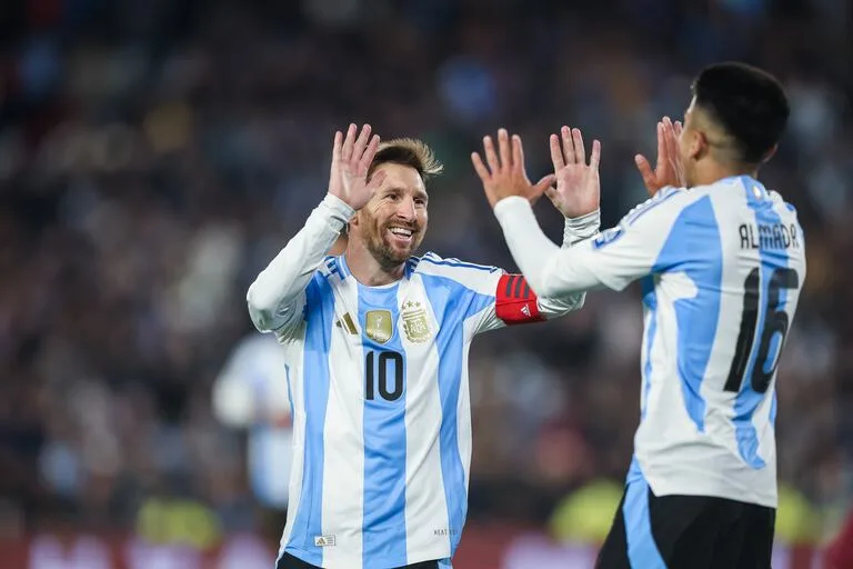 Argentina despide el año con una cómoda victoria 2-0 ante Angola
