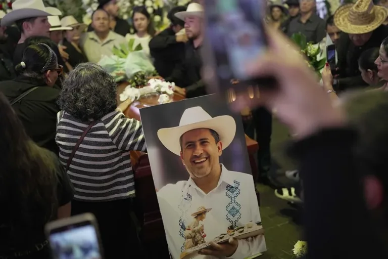 Arrestan a siete escoltas del alcalde Carlos Manzo: ¿lo traicionaron?