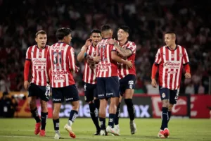 Chivas gana entre rumores de despido de Óscar García