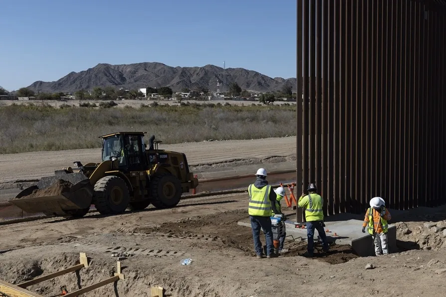 Continúa la construcción del muro en Arizona
