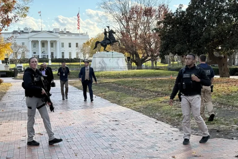 EN PORTADA: CULPAN A INMIGRANTES Trump culpa a Biden y a los inmigrantes del tiroteo contra la Guardia Nacional en Washington.
