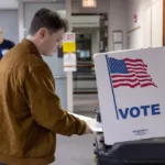 Estadounidense vota en las elecciones clave