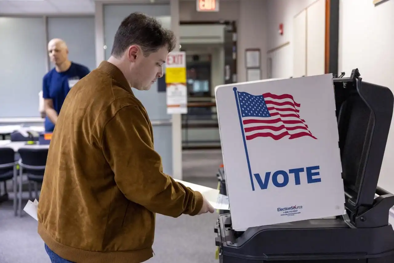 Estadounidense vota en las elecciones clave