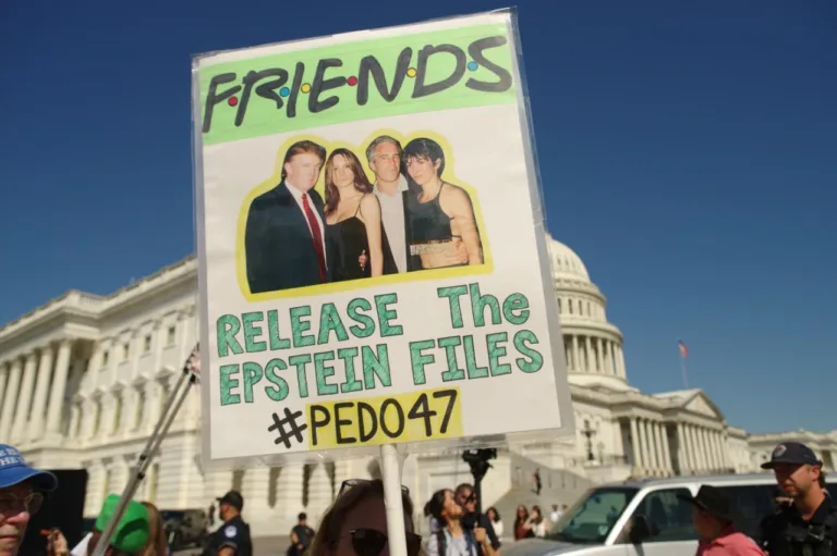 EN PORTADA: ESPERA INDEFINIDA Trump aún no decide cuándo firmará la ley que obliga a publicar todos los archivos de Epstein.