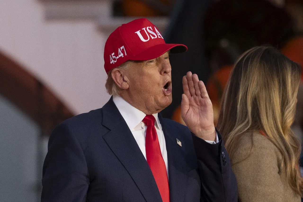 Donald Trump grita. EN PORTADA: LATINOS DECEPCIONADOS El 64 % de latinos desaprueba la gestión de Trump, mientras los demócratas buscan ganar su voto.