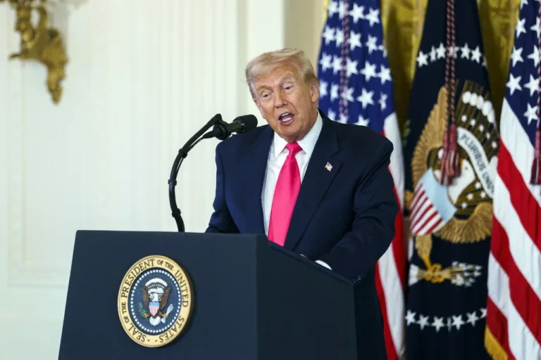EN PORTADA: NUEVOS MAPAS ELECTORALES Trump presiona a Indiana para blindar la mayoría republicana y demanda a California por “favorecer a latinos”.