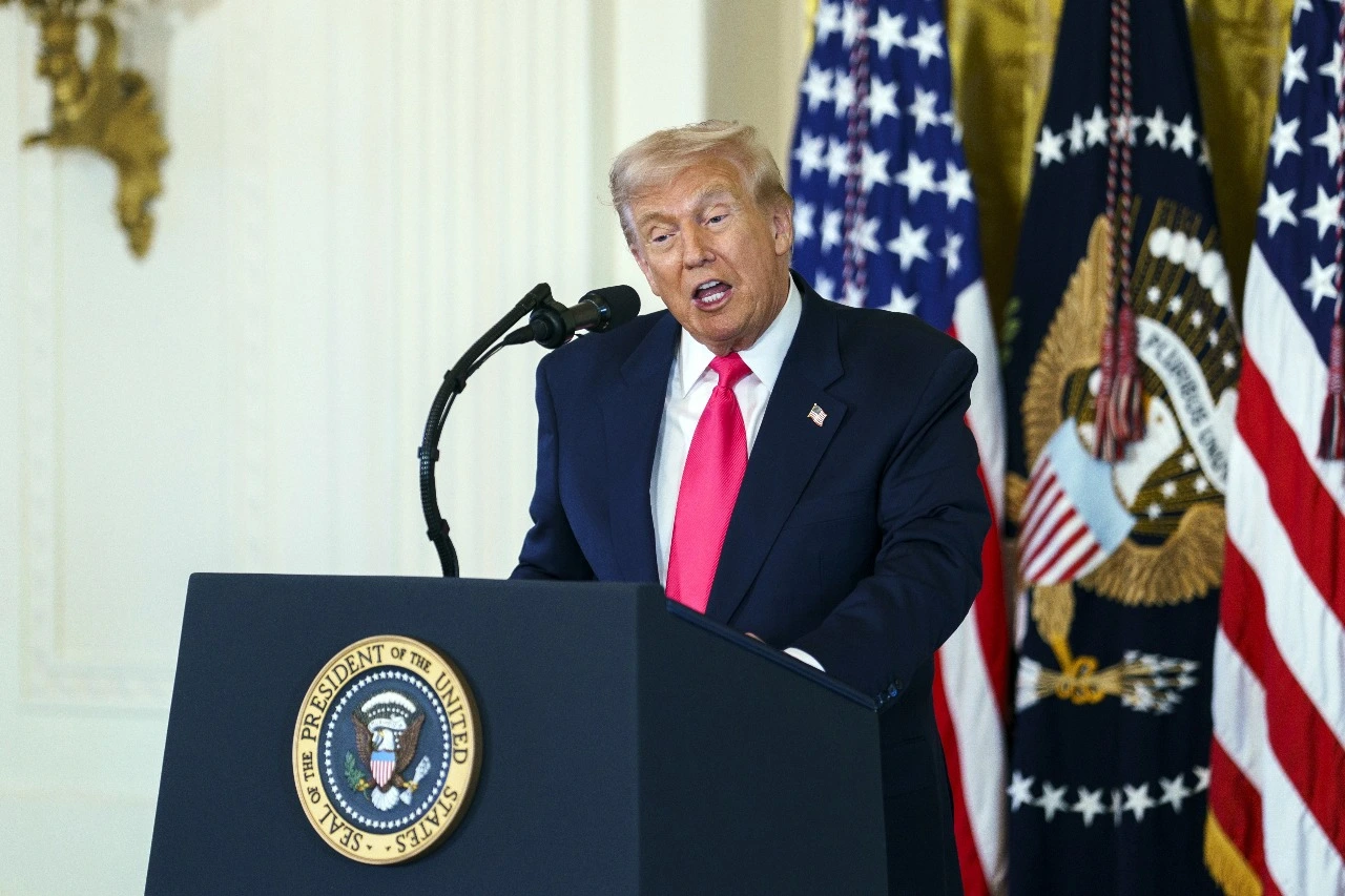 EN PORTADA: NUEVOS MAPAS ELECTORALES Trump presiona a Indiana para blindar la mayoría republicana y demanda a California por “favorecer a latinos”.